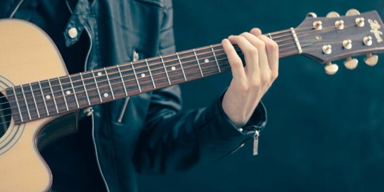 Arte, música y danza destacan en el regreso del Festival Estudiantil del Maule.