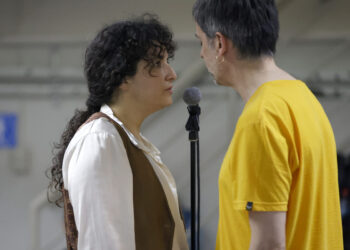 Teatro Nacional Chileno aborda las heridas con humor.