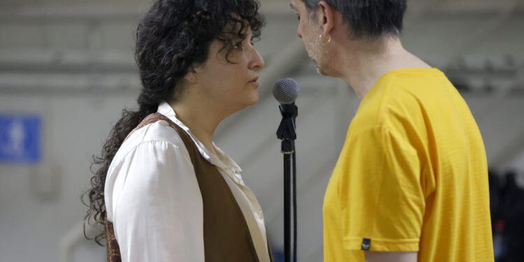 Teatro Nacional Chileno aborda las heridas con humor.