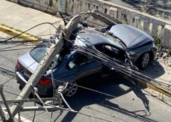 Vehículo choca y derriba postes de electricidad en el cerro Barón de Valparaíso.