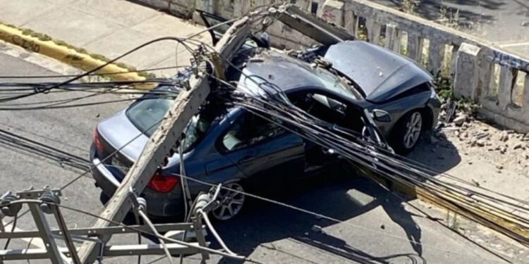 Vehículo choca y derriba postes de electricidad en el cerro Barón de Valparaíso.