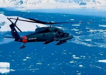 Restablecen comunicación con el helicóptero de la FACh perdido en la zona de Campos de Hielo Sur.
