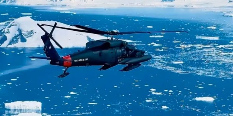 Restablecen comunicación con el helicóptero de la FACh perdido en la zona de Campos de Hielo Sur.