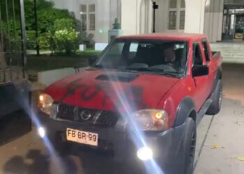 Graves sucesos en el INBA: Encapuchados atacaron con bombas molotov, agredieron a una profesora y destrozaron la camioneta del rector.