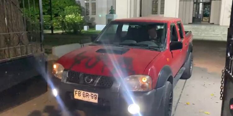 Graves sucesos en el INBA: Encapuchados atacaron con bombas molotov, agredieron a una profesora y destrozaron la camioneta del rector.