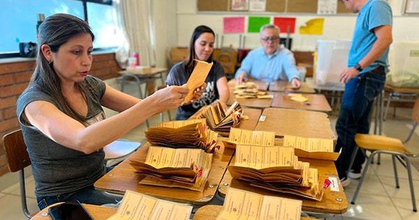 Servel publica nueva lista de vocales de mesa para las elecciones de noviembre.
