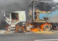 Camión queda totalmente destrozado después de un incendio en la Ruta 5 Sur.