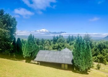 Mirador Los Volcanes fomenta el turismo sostenible en Pucón.