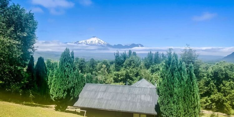 Mirador Los Volcanes fomenta el turismo sostenible en Pucón.