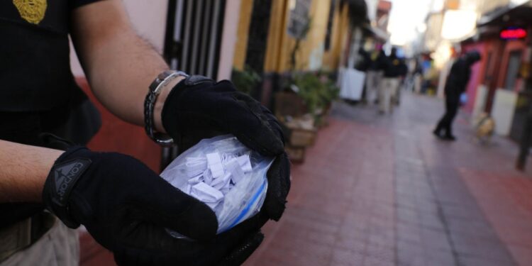 Detienen a dos individuos por vender drogas en una vivienda del cerro Cordillera en Valparaíso.