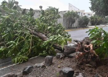 Melissa avanza hacia Cuba como huracán de categoría 3, tras causar una estela de destrucción en Jamaica.