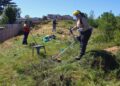 Desmalejan y retiran material inflamable en el sector Villa Cumbres de Viña del Mar, Chile.