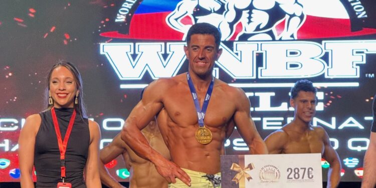 Disciplina y ciencia: la clave que llevó a Alejandro Escobar al podio del fisicoculturismo.