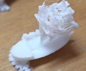 Estudiantes del liceo exploran el fascinante mundo de la impresión 3D.