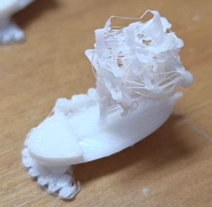 Estudiantes del liceo exploran el fascinante mundo de la impresión 3D.