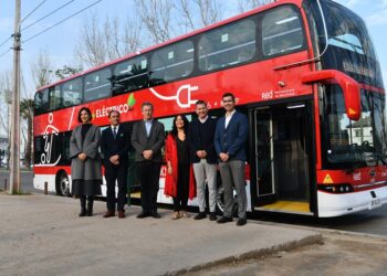 BYD Chile suma 10 nuevos buses eléctricos de dos pisos para el Mundial Sub20.