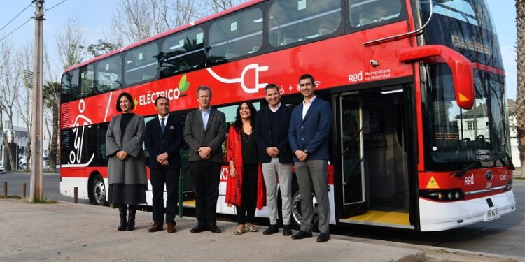 BYD Chile suma 10 nuevos buses eléctricos de dos pisos para el Mundial Sub20.