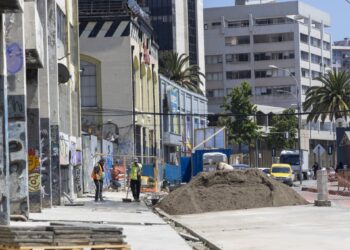Comienzan las obras para mejorar las aceras en el centro cívico de Valparaíso.