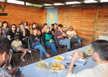 Autopista Orbital Sur de Santiago: Alcaldesa de Calera de Tango conversa con vecinos de Santa Inés sobre el impacto del proyecto.