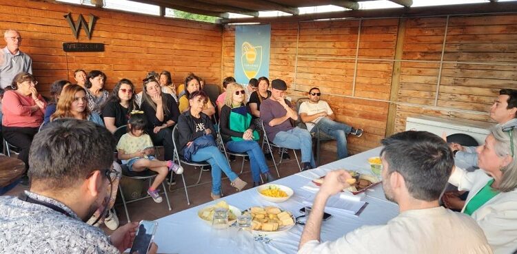Autopista Orbital Sur de Santiago: Alcaldesa de Calera de Tango conversa con vecinos de Santa Inés sobre el impacto del proyecto.