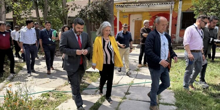 Calera de Tango: subdirector de Justicia visita centro semicerrado del Sename y alcaldesa reafirma su rechazo a la cárcel.