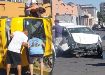 Vehículo colisionó con furgón escolar, que volcó; al menos un niño fallecido en Recoleta.