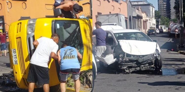 Vehículo colisionó con furgón escolar, que volcó; al menos un niño fallecido en Recoleta.