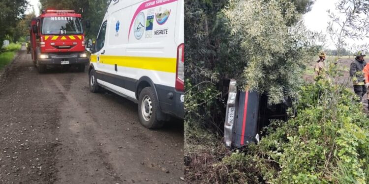 Dos personas de la tercera edad sufren lesiones graves al volcar su auto en un canal de Negrete.