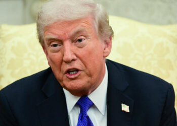 Donald Trump advierte que la lucha contra el narcotráfico continuará en tierra: «Los rastrearemos y los eliminaremos.»