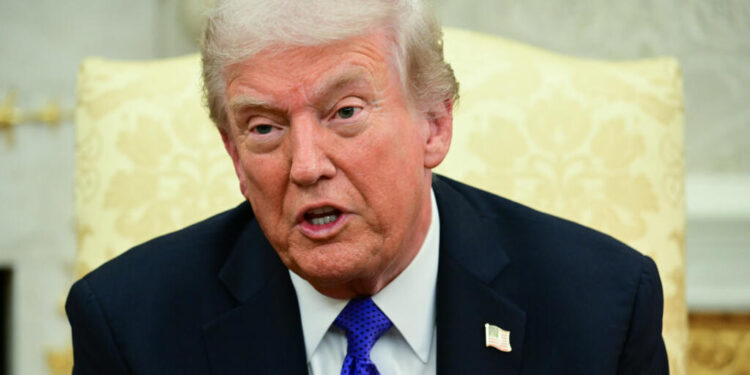 Donald Trump advierte que la lucha contra el narcotráfico continuará en tierra: «Los rastrearemos y los eliminaremos.»