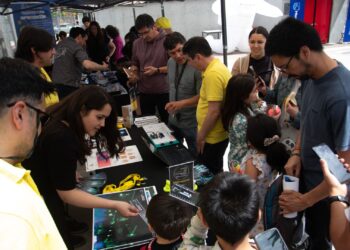 Vecinos disfrutaron de la primera Feria Científica en el Planetario de Huechuraba.