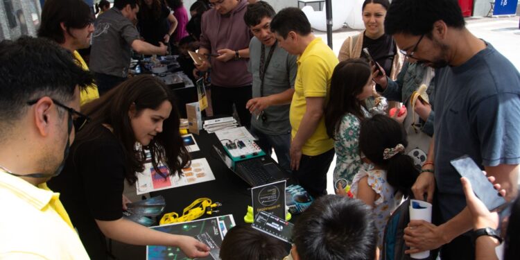 Vecinos disfrutaron de la primera Feria Científica en el Planetario de Huechuraba.