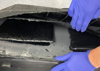 Arrestan en el aeropuerto de Santiago a tipo que llevaba más de cinco kilos de éxtasis.