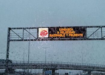 Colina despierta con cielo nublado y algunas lloviznas.