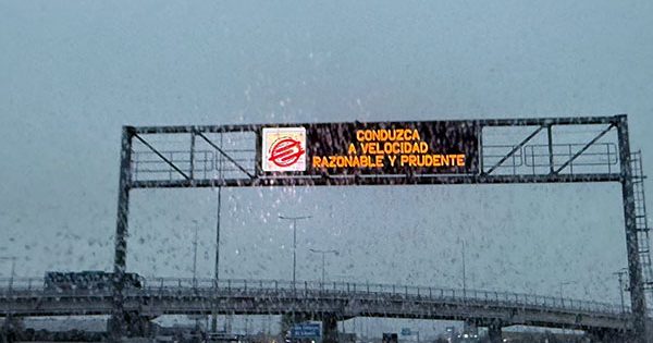 Colina despierta con cielo nublado y algunas lloviznas.