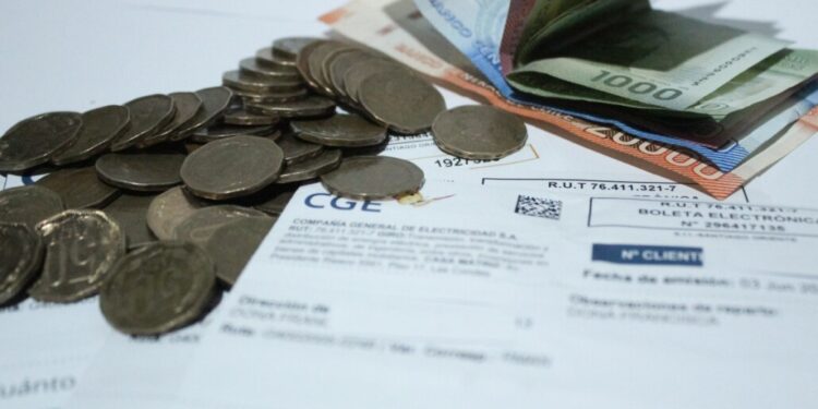 Las tarifas eléctricas podrían reducirse tras un error en el cálculo: los usuarios pagaron más de lo que correspondía.