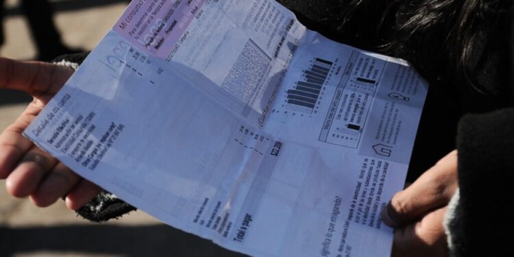 Empresa admite un sobrecobro de 100 millones de dólares en tarifas eléctricas en Chile.