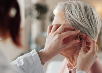 Estudios confirman que hay una conexión directa entre la pérdida auditiva y el Alzheimer.