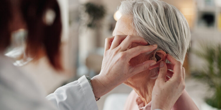 Estudios confirman que hay una conexión directa entre la pérdida auditiva y el Alzheimer.