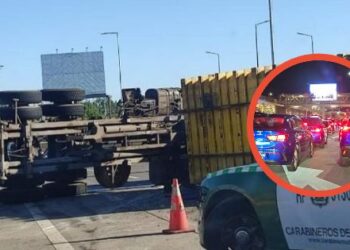 Desorden en el aeropuerto de Santiago por accidente de tránsito: pasajeros tuvieron que caminar hasta el terminal.