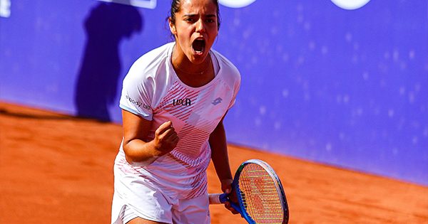 Antonia Vergara avanza a semifinales del W50 en Ibagué y sigue sumando victorias.