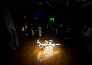 Iván Navarro hace resurgir el underground con “Penumbra” en el GAM.