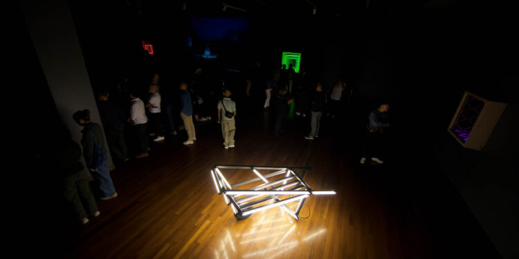 Iván Navarro hace resurgir el underground con “Penumbra” en el GAM.