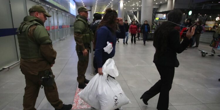 Cuarenta y ocho chilenos regresaron al país tras ser deportados desde EE.UU.; seis de ellos fueron entregados a la justicia.