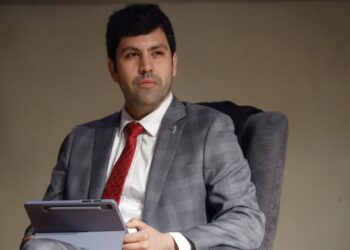 Coordinador económico de Kaiser detalla recorte de US$15 mil millones: disminución de ministerios y programas «socialistas».