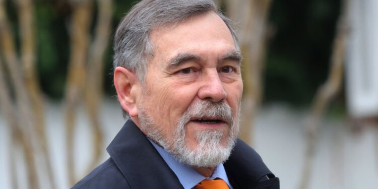 El asesor económico de Jara considera «bastante razonable» la propuesta para regularizar a migrantes sin antecedentes penales.