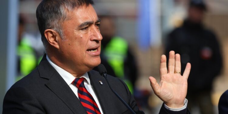 Alcalde Desbordes denuncia “silencio absoluto” del Mineduc frente a la violencia en los liceos de Santiago.