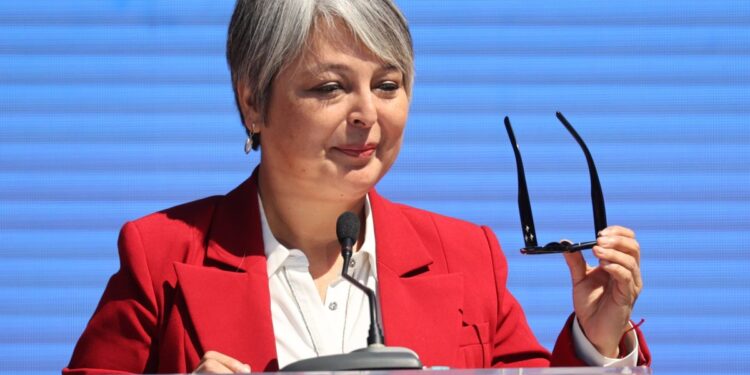 Jeannette Jara se compromete a reducir las tarifas eléctricas y a poner fin a los «abusos» de la UF.