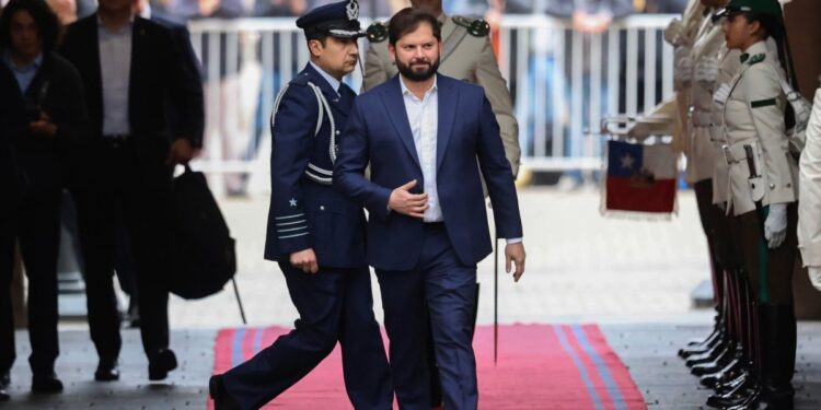 El Presidente Boric congratuló a Rodrigo Paz y renovó su compromiso de «fortalecer la cooperación y el trabajo» con Bolivia.