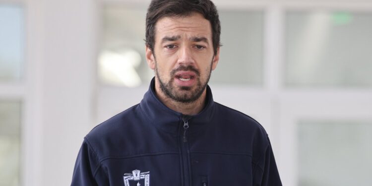 Vodanovic responde a las críticas a Boric por la cadena nacional y afirma que la oposición «ha convertido el arte de la polémica en su deporte favorito».